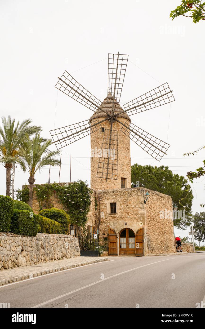 Mallorca, Spanien. Alte Windmühle auf Mallorca, Santa Maria del Cami, mit Restaurant, Balearen, Spanien. Stockfoto