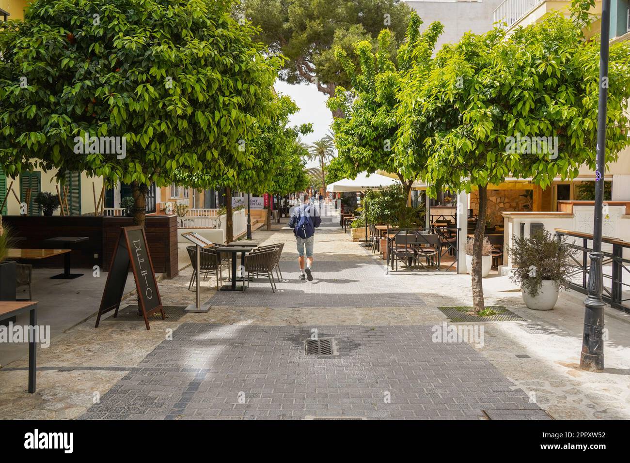 Straße mit Restaurants in Alcudia, Mallorca, Balearen, Spanien. Stockfoto