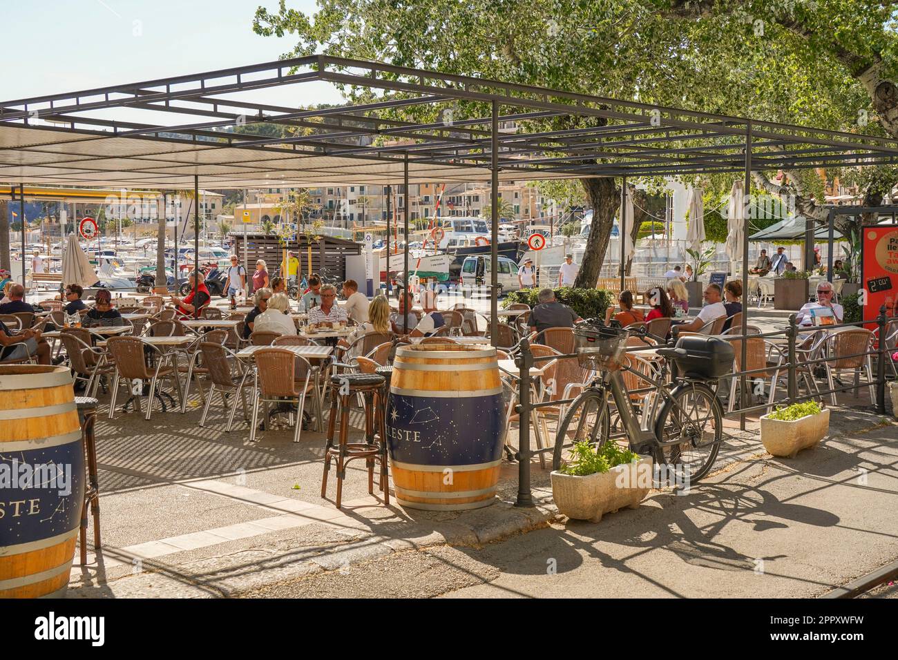 Belebtes Restaurant im Freien neben dem Hafen im historischen Zentrum von Puerto Soller, Balearen, Mallorca, Spanien. Stockfoto