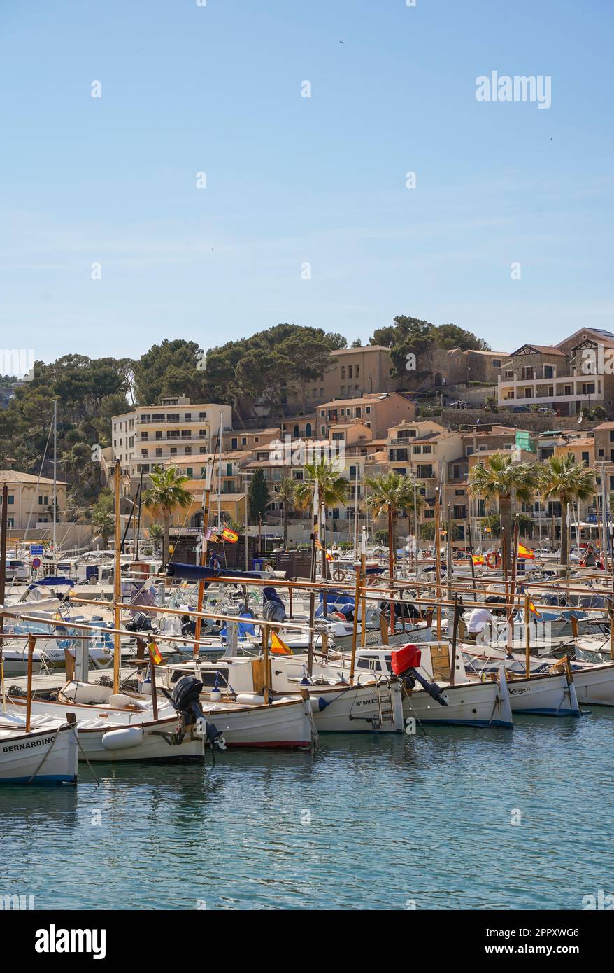 Puerto Soller, Spanien. Blick auf den Hafen von Puerto Soller, mit traditionellen Booten, Balearen, Spanien. Stockfoto