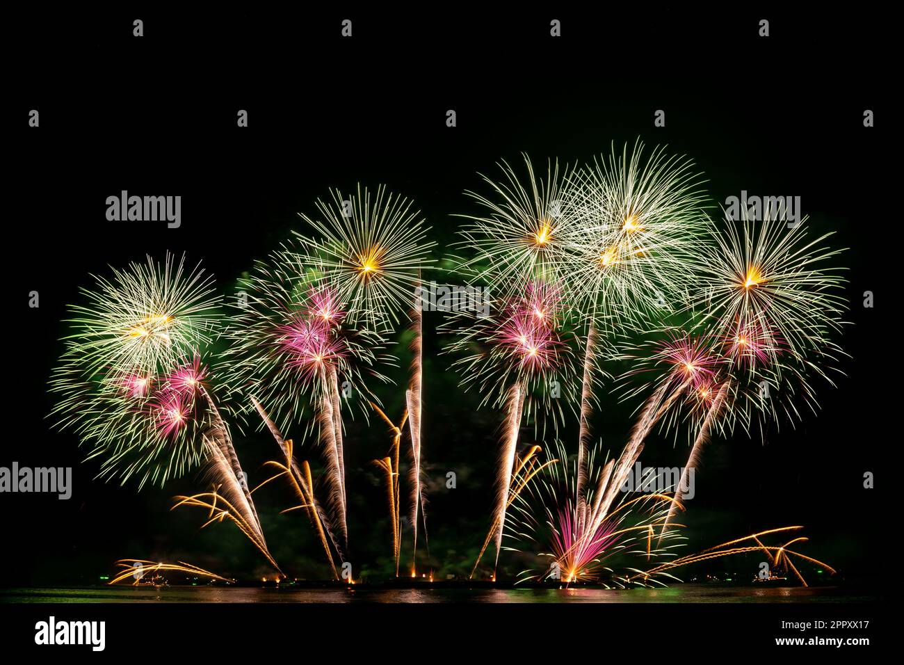 Echtes Feuerwerk-Fest, buntes Neujahrsfeuerwerk Stockfoto