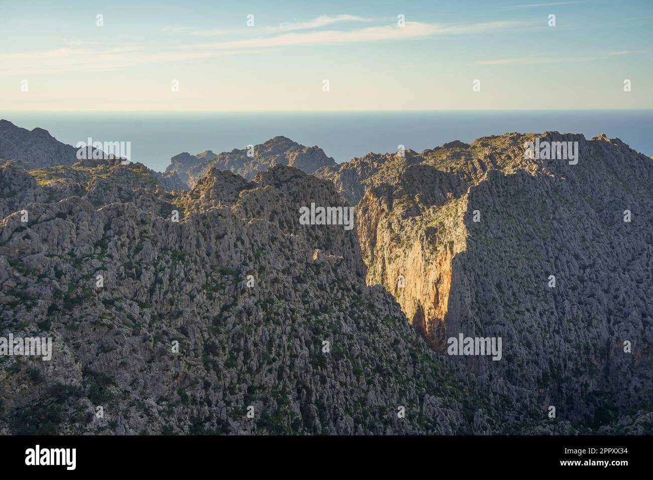 Tramuntana Mallorca. Blick auf das Tramuntana-Gebirge von Mirador de s'Entreforc, Sierra de Tramontana in Mallorca, Spanien. Stockfoto