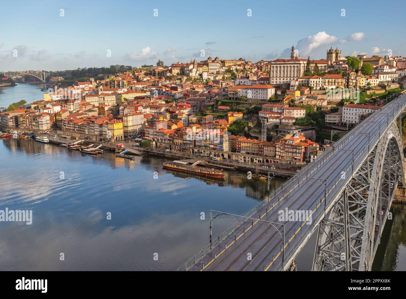 Porto Portugal, Skyline von Porto Ribeira mit Fluss Douro und Brücke Dom Luis I. Stockfoto