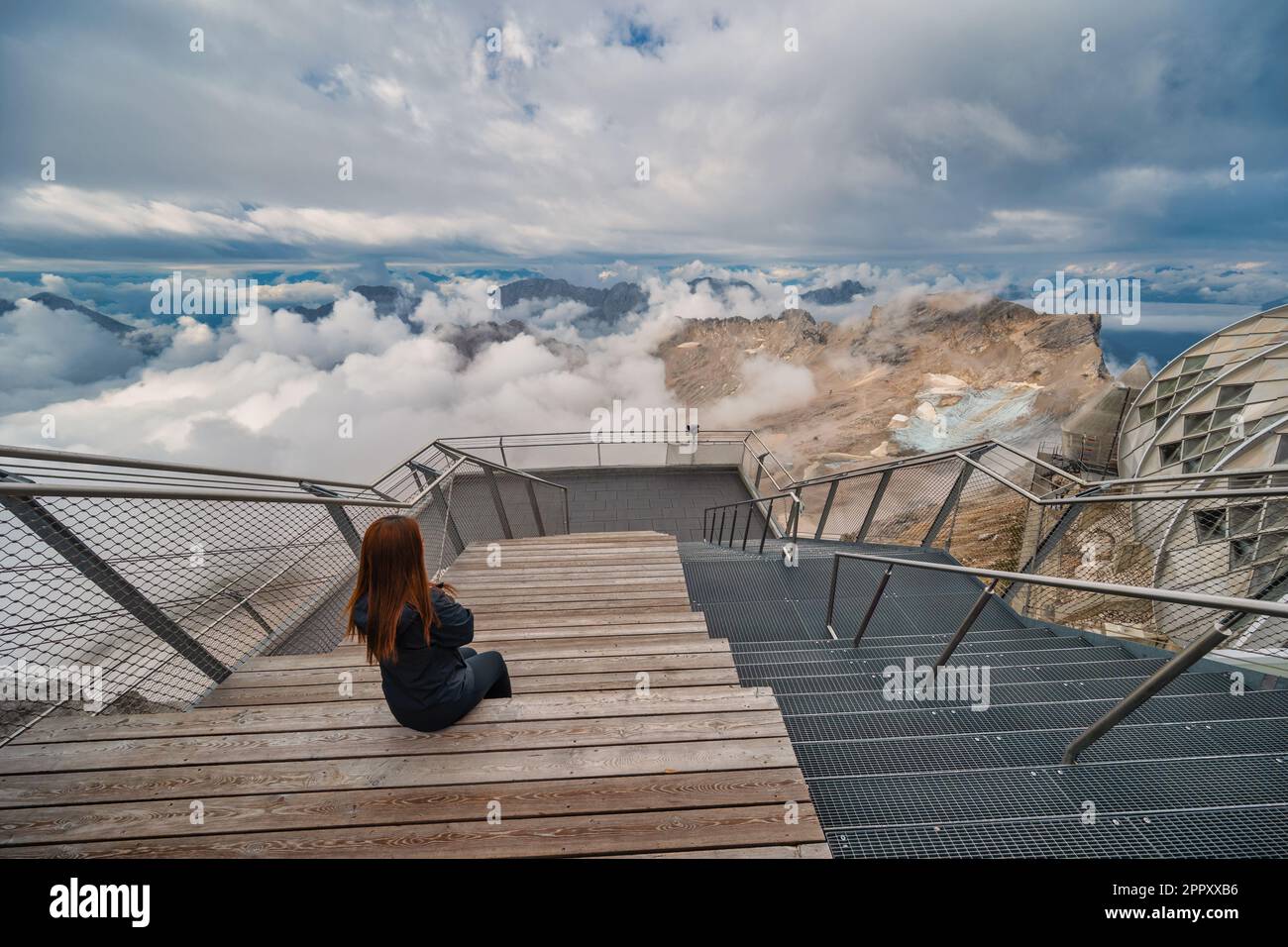Blick auf die Alpen von der Zugspitze auf Deutschland mit weiblichen Touristen, Garmisch Partenkirchen Deutschland Stockfoto