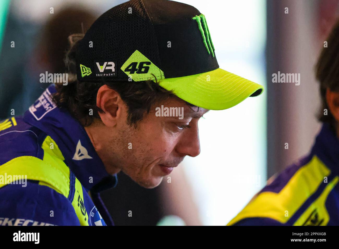 Monza, Italien. 21. April 2023. Valentino Rossi aus Italien und BMW M4 GT3 Team WRT sprechen mit Journalisten auf der Pressekonferenz während der Fanatec GT World Challenge Europe Monza auf der Autodromo Nazionale Monza. (Foto: Fabrizio Carabelli/SOPA Images/Sipa USA) Guthaben: SIPA USA/Alamy Live News Stockfoto