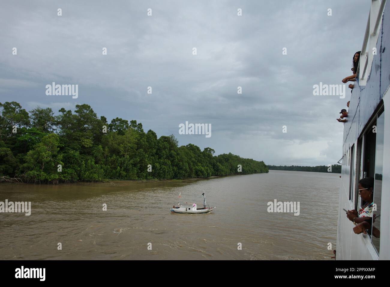 Pendler genießen die Aussicht, während die Fähre am 24. April 2023 auf der Bucht von Marajó im Bezirk Salvaterra der Region des Amazonas der Insel Marajó nördlich von Brasilien segelt. Die Insel Marajó ist mit einer Fläche von etwa 40,100 km² die größte Meeresinsel der Welt, die sich im para State in der Mündung des Amazonas befindet. (Foto: Paulo Amorim/Sipa USA) Stockfoto