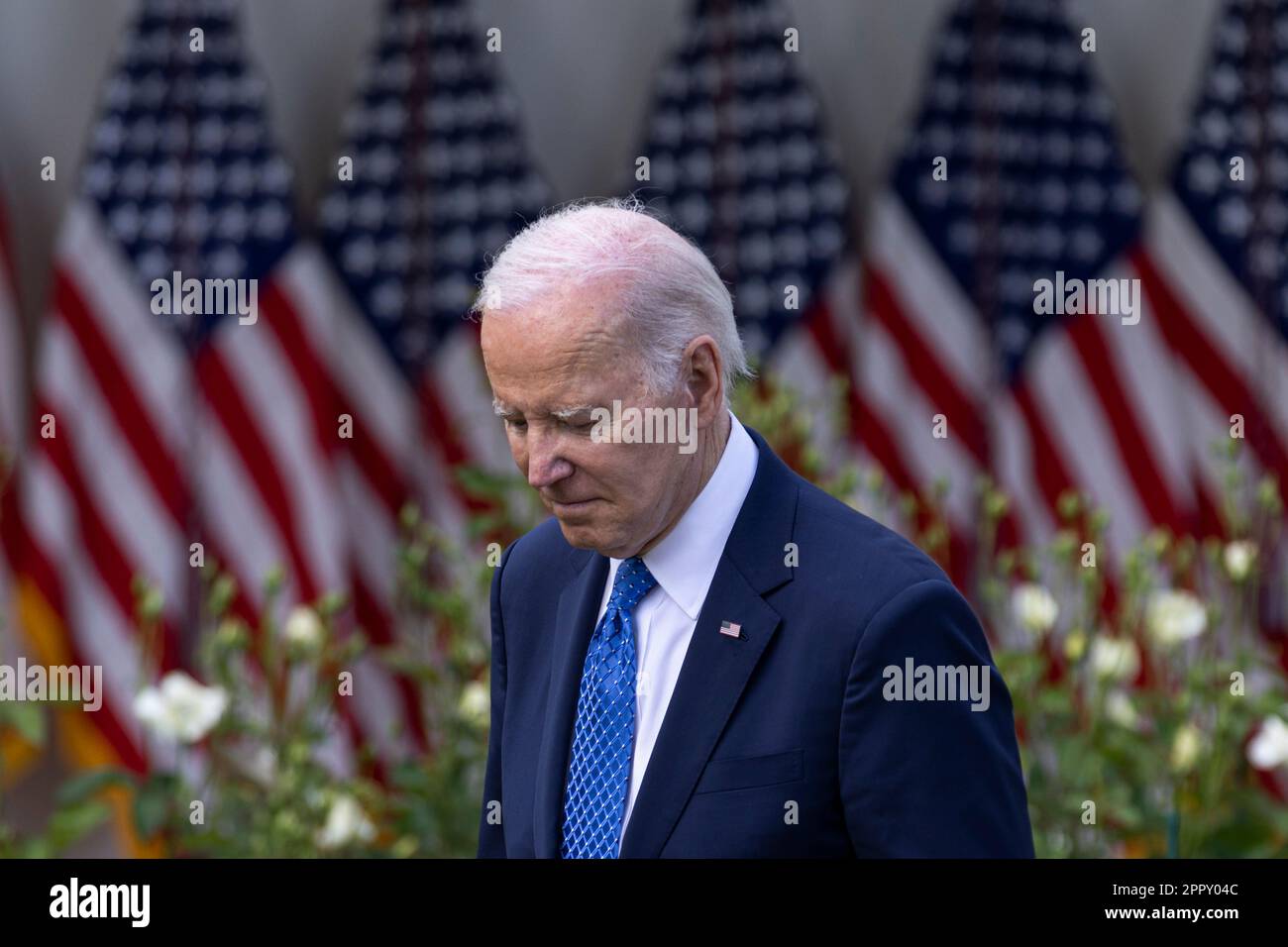 Washington, USA. 24. April 2023. USA Präsident Joe Biden wird auf einer Veranstaltung im Weißen Haus in Washington, DC, USA, am 24. April 2023 gezeigt. Biden kündigte am Dienstag offiziell an, dass er sich 2024 für die Wiederwahl zum Präsidenten bewerben wird, und möchte laut einem Online-Wahlkampfvideo weitere vier Jahre im Weißen Haus verbringen. Kredit: Aaron Schwartz/Xinhua/Alamy Live News Stockfoto