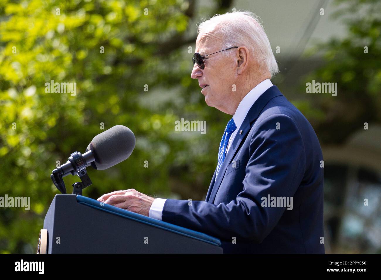 Washington, USA. 24. April 2023. USA Präsident Joe Biden hält eine Rede während einer Veranstaltung im Weißen Haus in Washington, DC, USA, am 24. April 2023. Biden kündigte am Dienstag offiziell an, dass er sich 2024 für die Wiederwahl zum Präsidenten bewerben wird, und möchte laut einem Online-Wahlkampfvideo weitere vier Jahre im Weißen Haus verbringen. Kredit: Aaron Schwartz/Xinhua/Alamy Live News Stockfoto