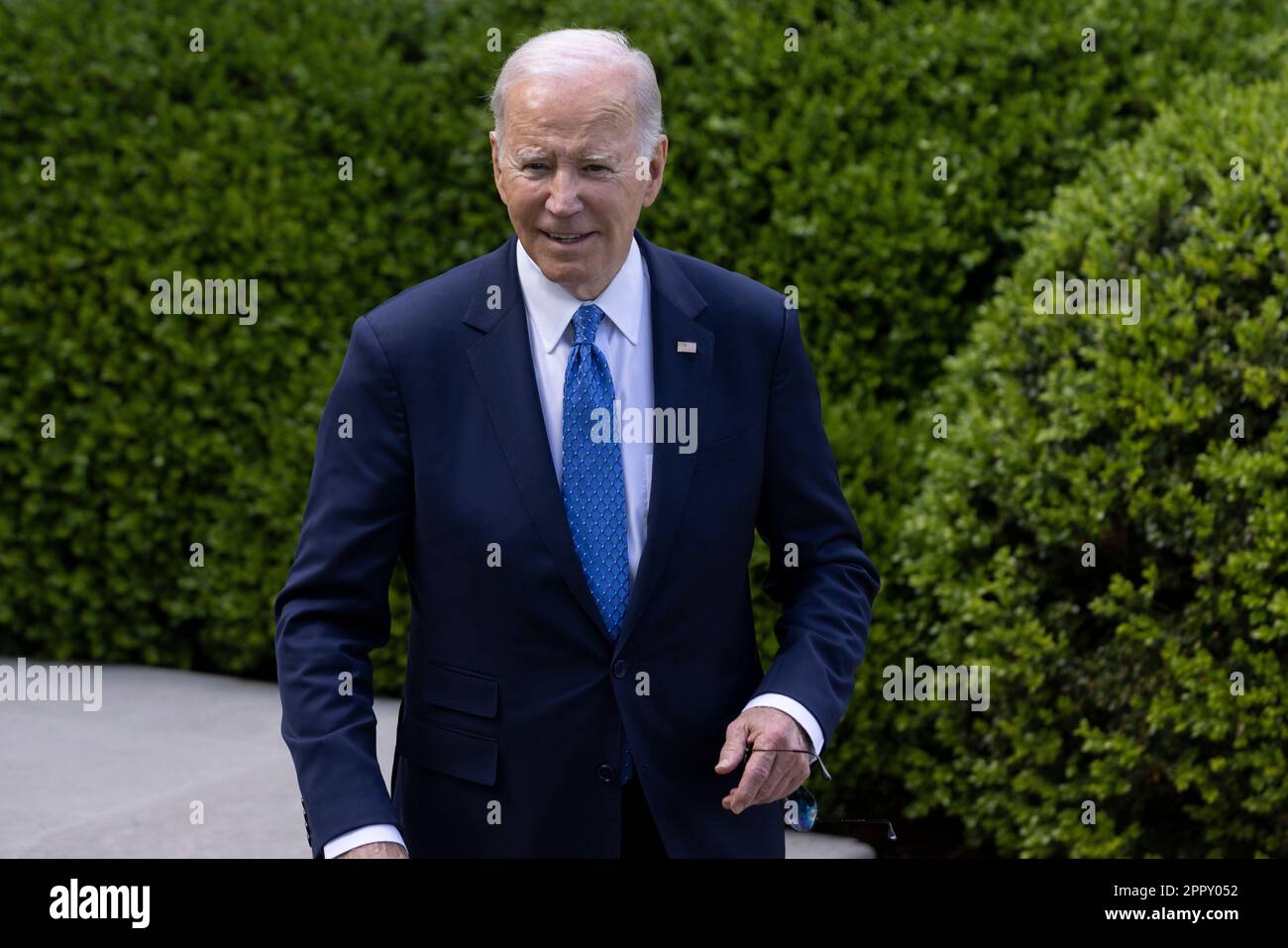 Washington, USA. 24. April 2023. USA Präsident Joe Biden wird auf einer Veranstaltung im Weißen Haus in Washington, DC, USA, am 24. April 2023 gezeigt. Biden kündigte am Dienstag offiziell an, dass er sich 2024 für die Wiederwahl zum Präsidenten bewerben wird, und möchte laut einem Online-Wahlkampfvideo weitere vier Jahre im Weißen Haus verbringen. Kredit: Aaron Schwartz/Xinhua/Alamy Live News Stockfoto