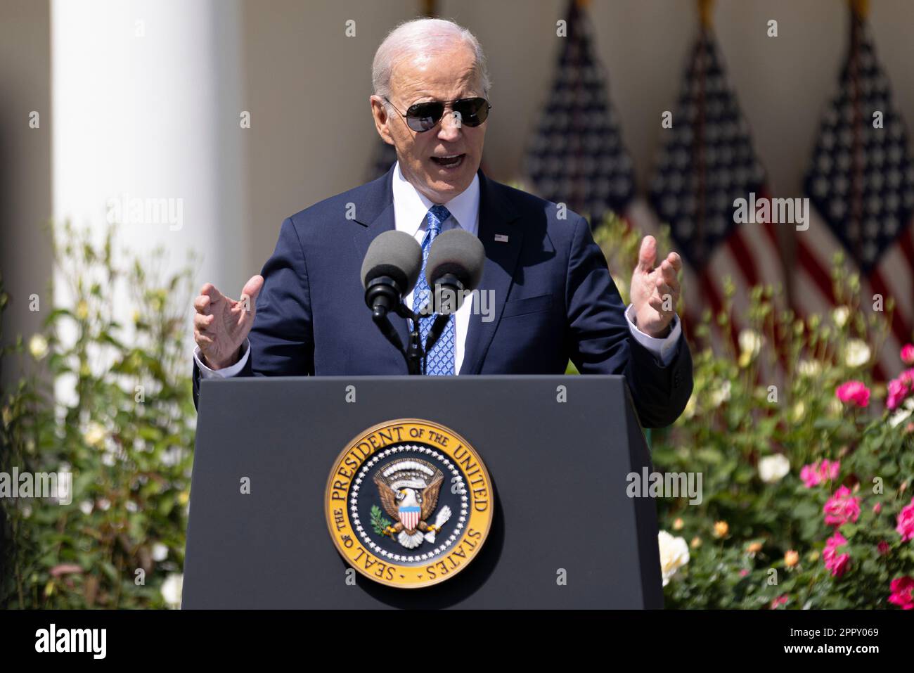 Washington, USA. 24. April 2023. USA Präsident Joe Biden hält eine Rede während einer Veranstaltung im Weißen Haus in Washington, DC, USA, am 24. April 2023. Biden kündigte am Dienstag offiziell an, dass er sich 2024 für die Wiederwahl zum Präsidenten bewerben wird, und möchte laut einem Online-Wahlkampfvideo weitere vier Jahre im Weißen Haus verbringen. Kredit: Aaron Schwartz/Xinhua/Alamy Live News Stockfoto