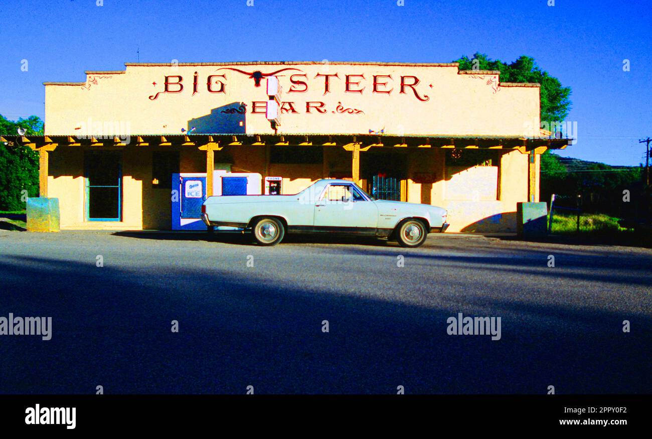 Klassisches Chevy el Camino parkt vor einer Retro-Bar im Südwesten von Patagonien, Arizona Stockfoto