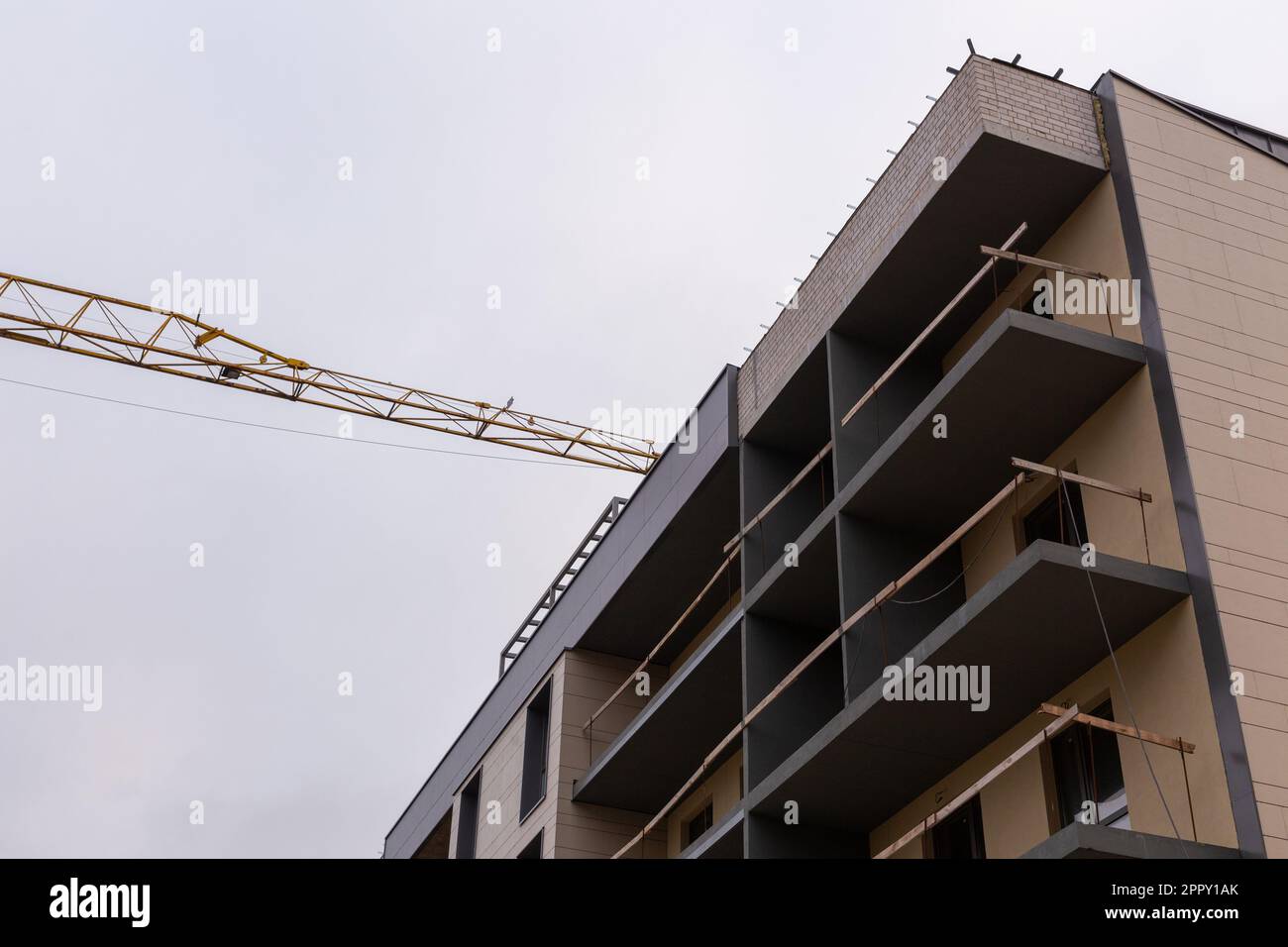 Moderne Fassade oder Außenfassade. Details des neu errichteten mehrstöckigen Gebäudes. Stockfoto