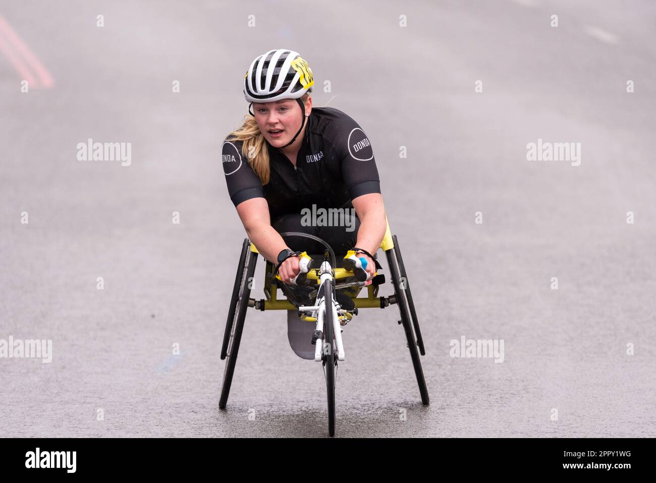 Joanna Robertson nimmt am TCS London Marathon 2023 Teil und durchquert Tower Hill, London, Großbritannien. Rollstuhlsportler Stockfoto