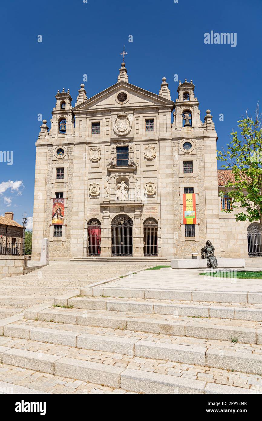 Hauptfassade der Kirche und Geburtsort von St. Teresa von Jesus in Avila, Spanien. Vertikal Stockfoto