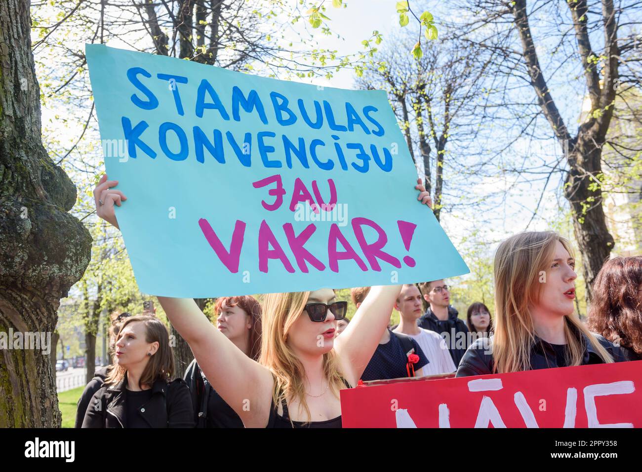 RIGA, LETTLAND. 25.April 2023. Protest Todesursache: Frau'. Demonstration verlangt Rechenschaftspflicht nach Frauenmord in Lettland. Die Demonstranten forderten auch politische Verantwortung, weil sie das Übereinkommen von Istanbul jahrelang nicht ratifiziert hatten. Stockfoto