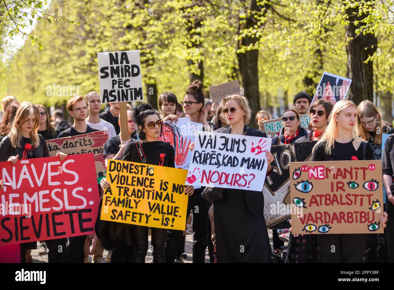 RIGA, LETTLAND. 25.April 2023. Protest Todesursache: Frau'. Demonstration verlangt Rechenschaftspflicht nach Frauenmord in Lettland. Die Demonstranten forderten auch politische Verantwortung, weil sie das Übereinkommen von Istanbul jahrelang nicht ratifiziert hatten. Stockfoto