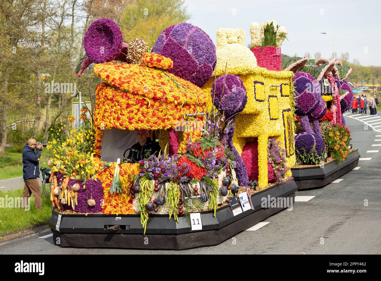 Noordwijk, NIEDERLANDE - 22. April 2023: Farbenfroher Floß aus der Stadt Noordwijk mit gesundem Gemüse in Blumen im Bollenstreek Bloemenc Stockfoto