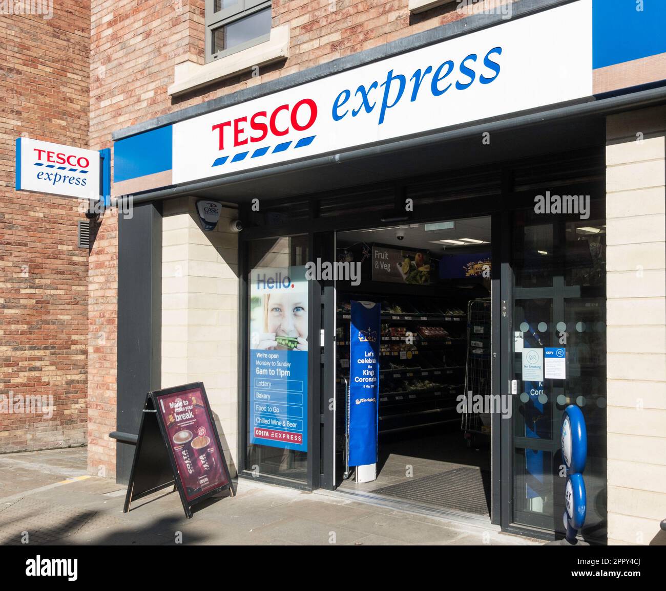 Hol dir die Vorderseite von Tesco Express, England, Großbritannien Stockfoto
