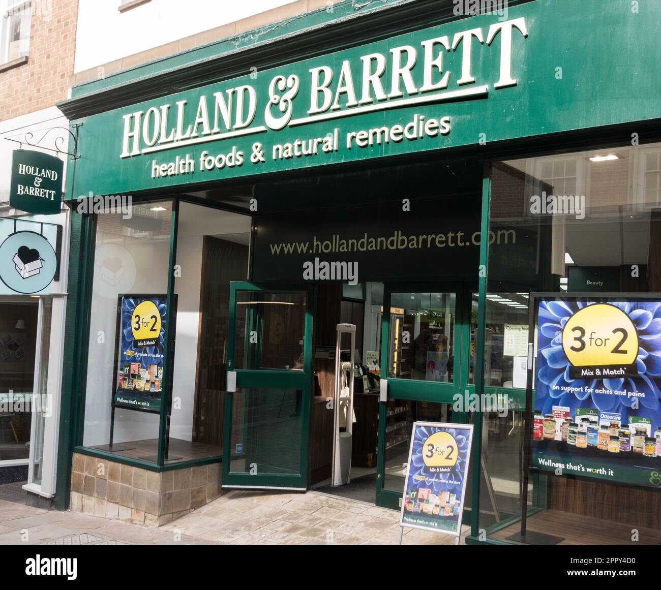 Shop Front of Holland und Barrett Heath Food Store, England, Großbritannien Stockfoto