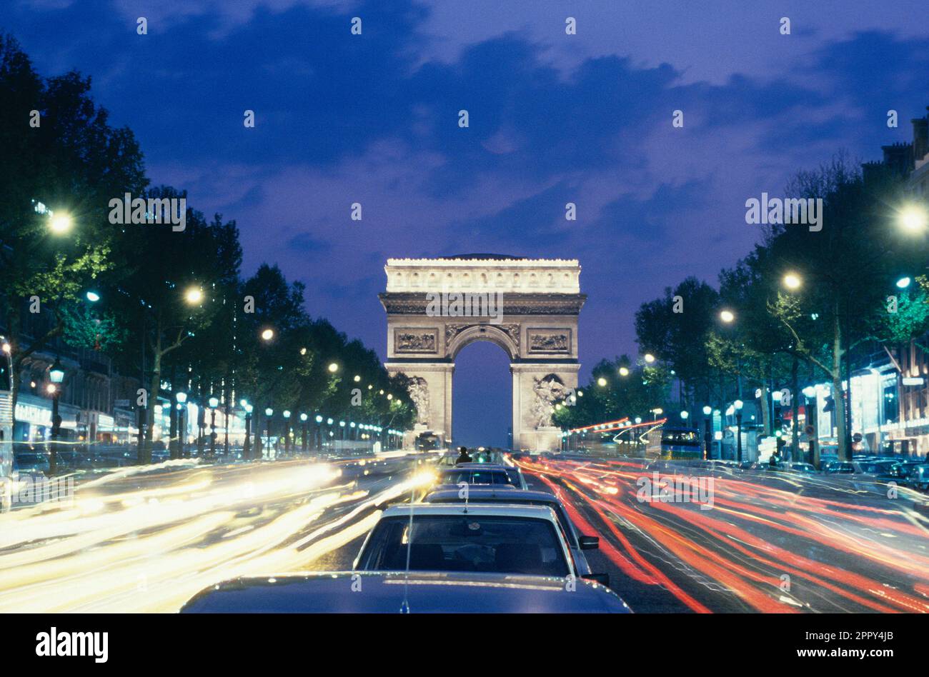 Frankreich. Paris. Arc de Triomphe mit nächtlichem Verkehr. Stockfoto