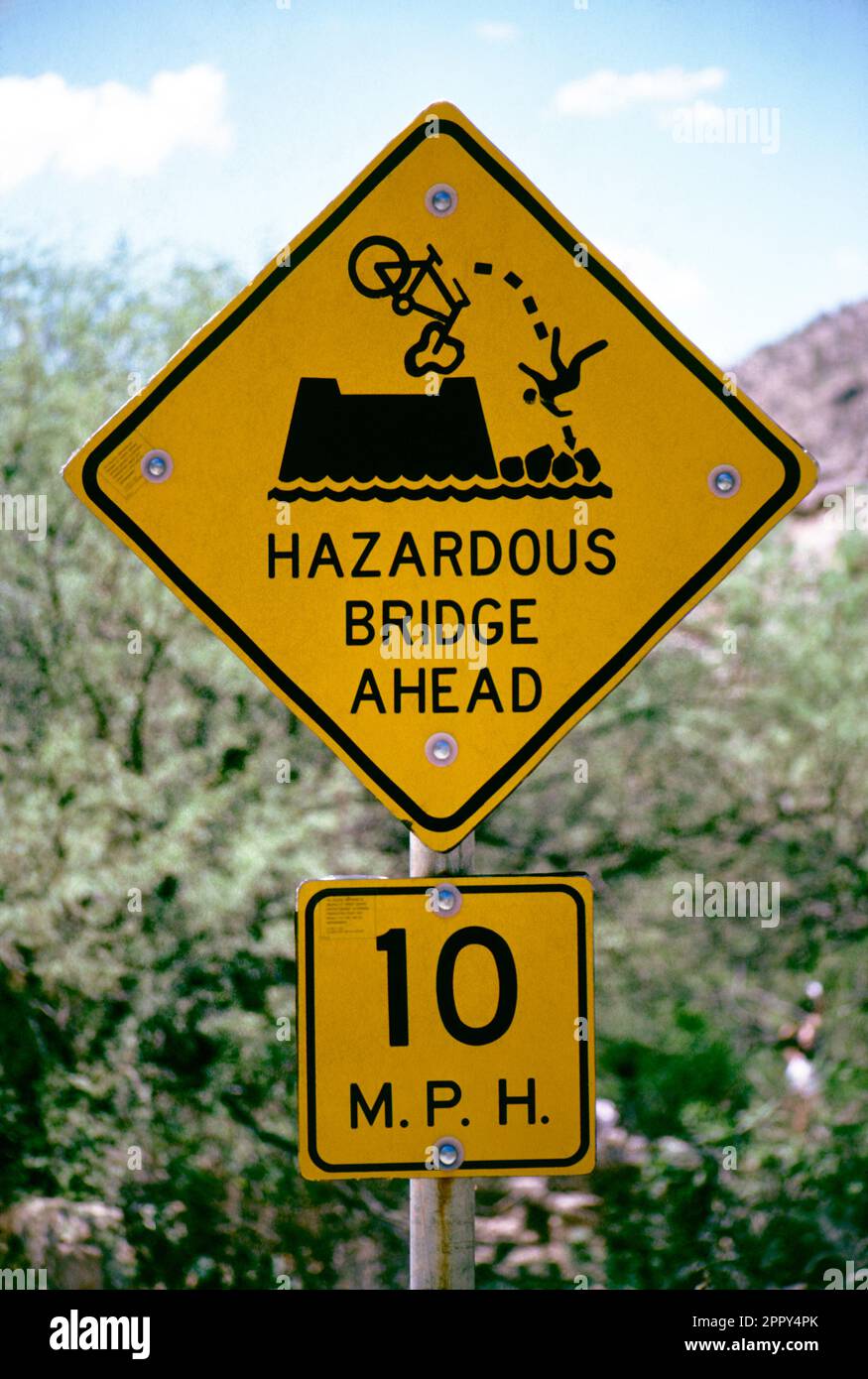 Vereinigte Staaten. Arizona. Straßenschild für gefährliche Brücke am Sabino Canyon. Stockfoto