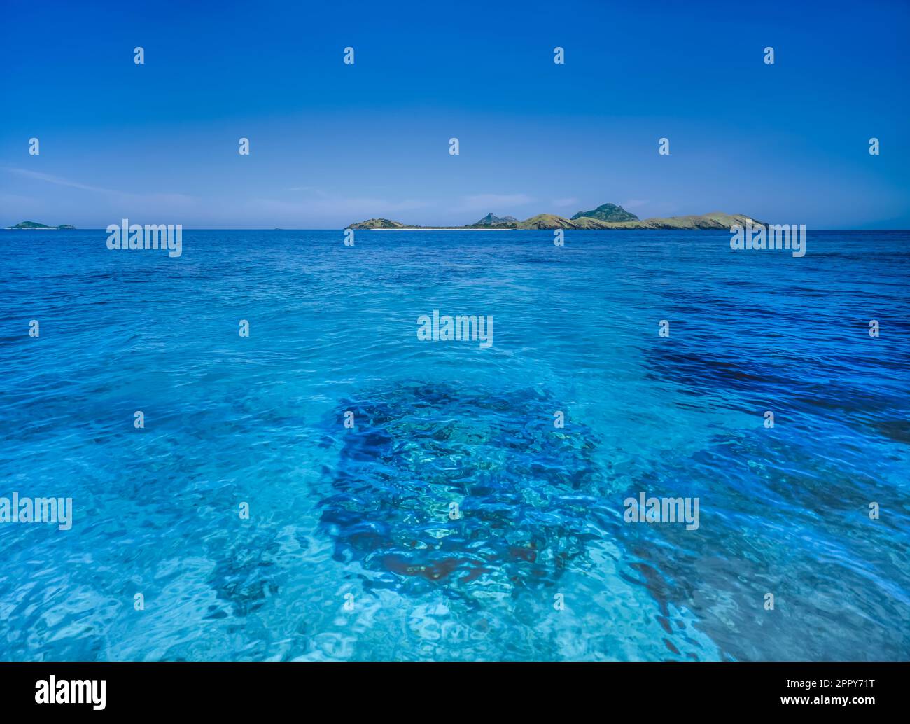 Tropischer Ozean und kleine Fidschi-Inseln und Atolls Stockfoto