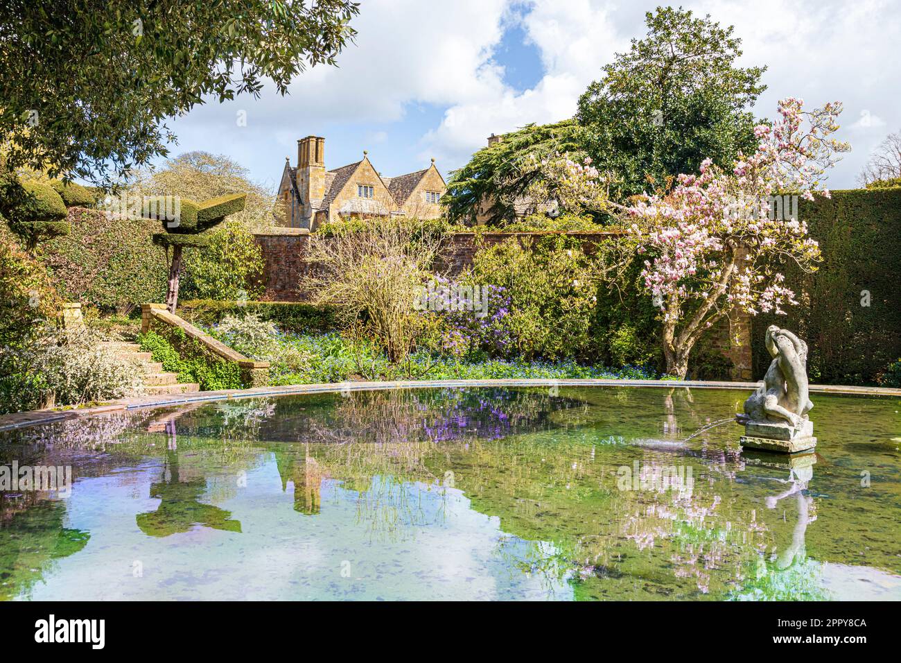 Frühling im Hidcote Manor Garden im Dorf Cotswold in Hidcote Bartrim, Gloucestershire, England Stockfoto