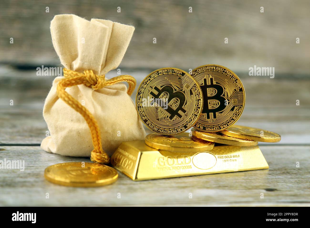 Physische Version von Bitcoin, neues virtuelles Geld. Konzeptionelles Bild für Investoren in Kryptowährung und Gold. Stockfoto