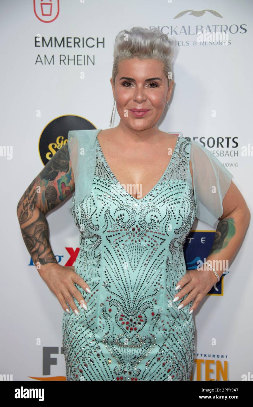 Calcar, Deutschland. 22. April 2023. Mona BURUNCUK, Moderatorin, Red Carpet, Red Carpet Show, Ankunft, Ankunft, The Golden Sun 2023, am 22. April 2023 in Wunderland Kalkar, Guthaben: dpa/Alamy Live News Stockfoto