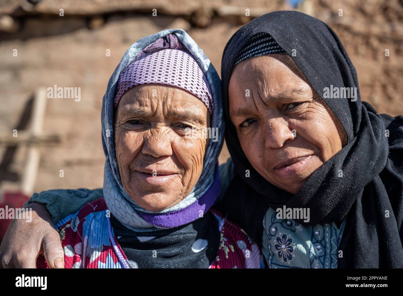 Ein paar Berberfrauen starren in die Kamera. Stockfoto