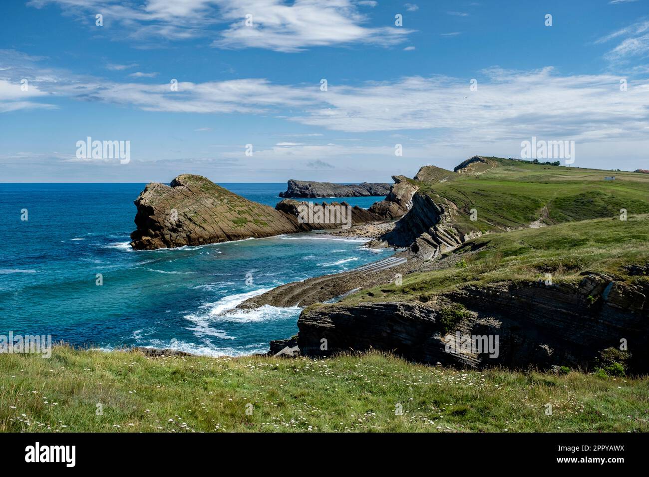Küstenlandschaft am Kantabrischen Meer mit Sedimentfelsen und Landformen, die durch Wellenbewegungen in den Klippen und Buchten der Costa Quebrada, Cantabri, erodiert wurden Stockfoto