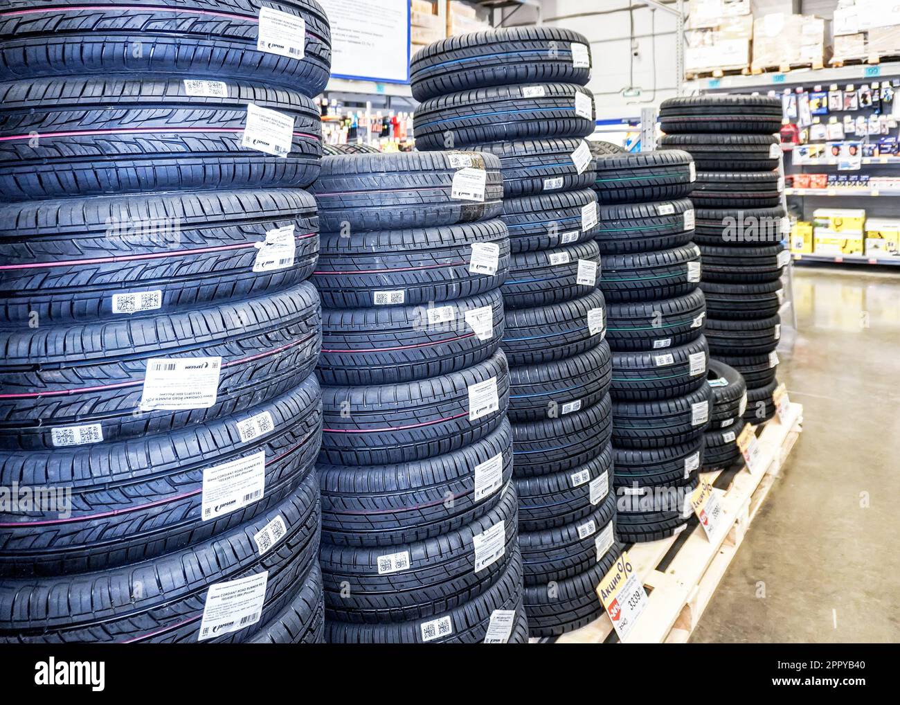Samara, Russland - 21. April 2023: Neue Sommerreifen zum Verkauf in einem Supermarkt aufgestapelt Stockfoto