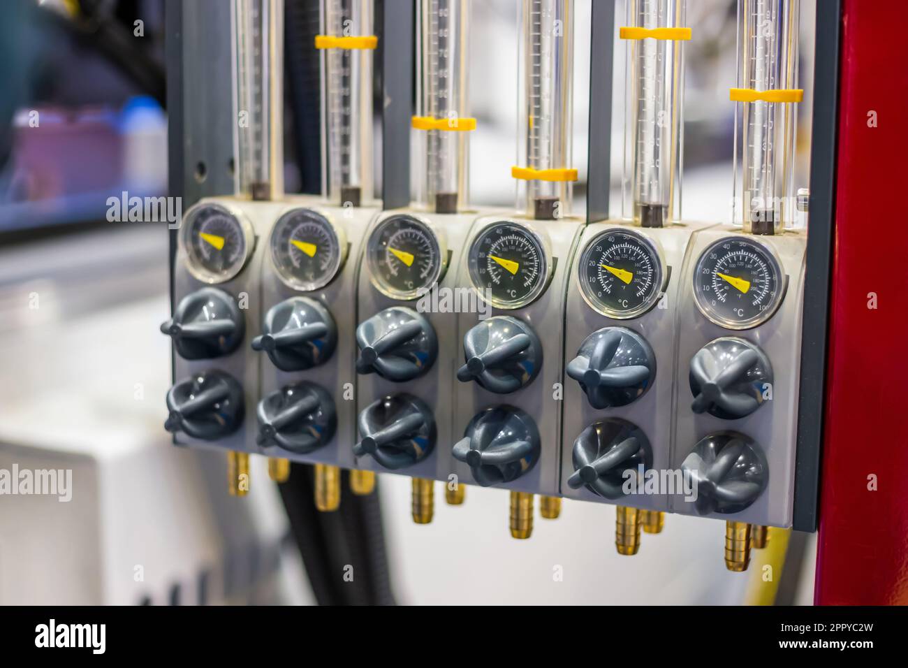 Durchflussmesser, Rotameter - Durchflussregler für Kühlsystem der Einspritzmaschine Stockfoto