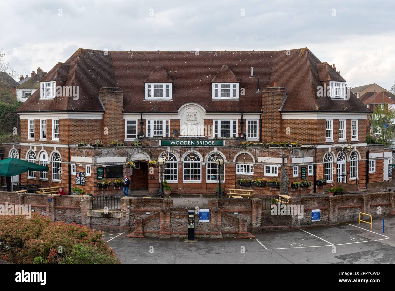 Wooden Bridge Pub Restaurant im öffentlichen Haus in Guildford Town, Surrey, England, Großbritannien Stockfoto