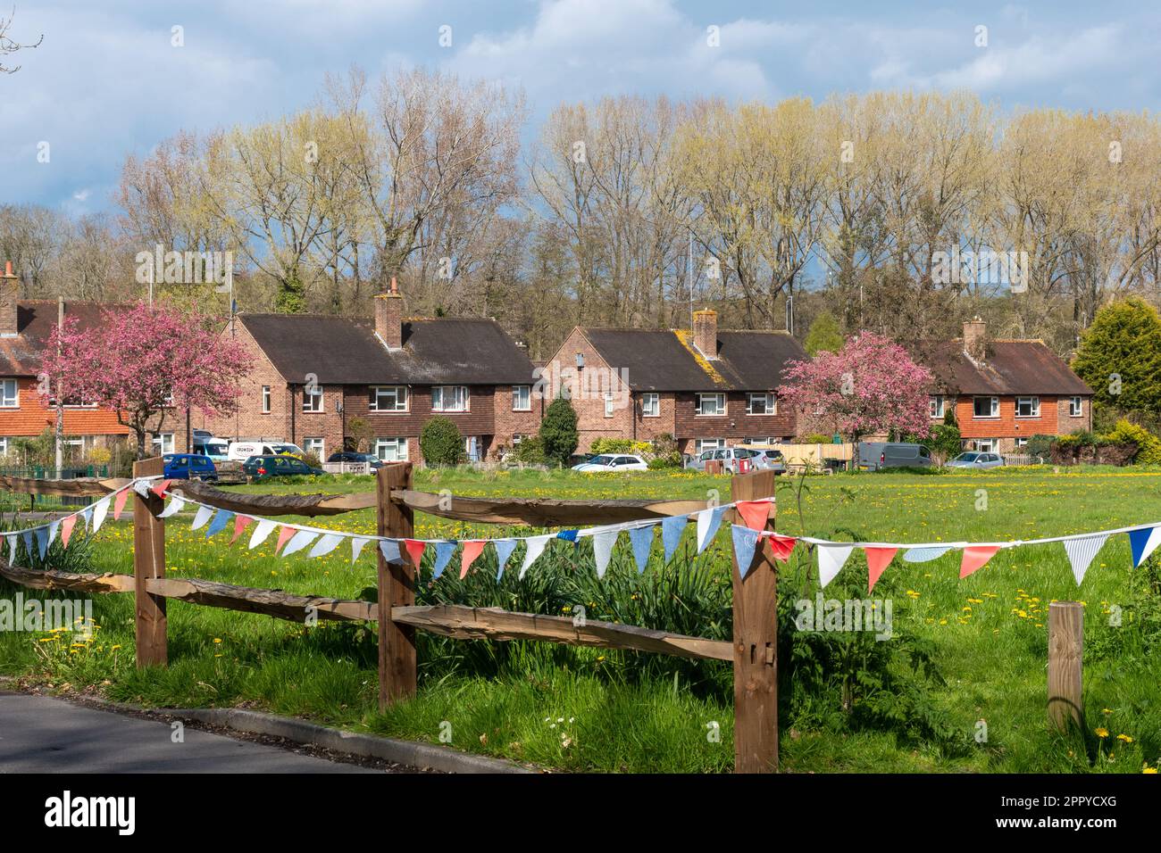 Village of Compton, Surrey, England, Großbritannien, im Frühling mit rot-weiß-blauen Bunts für das Dorffest und die Krönung der Könige, April 2023 Stockfoto