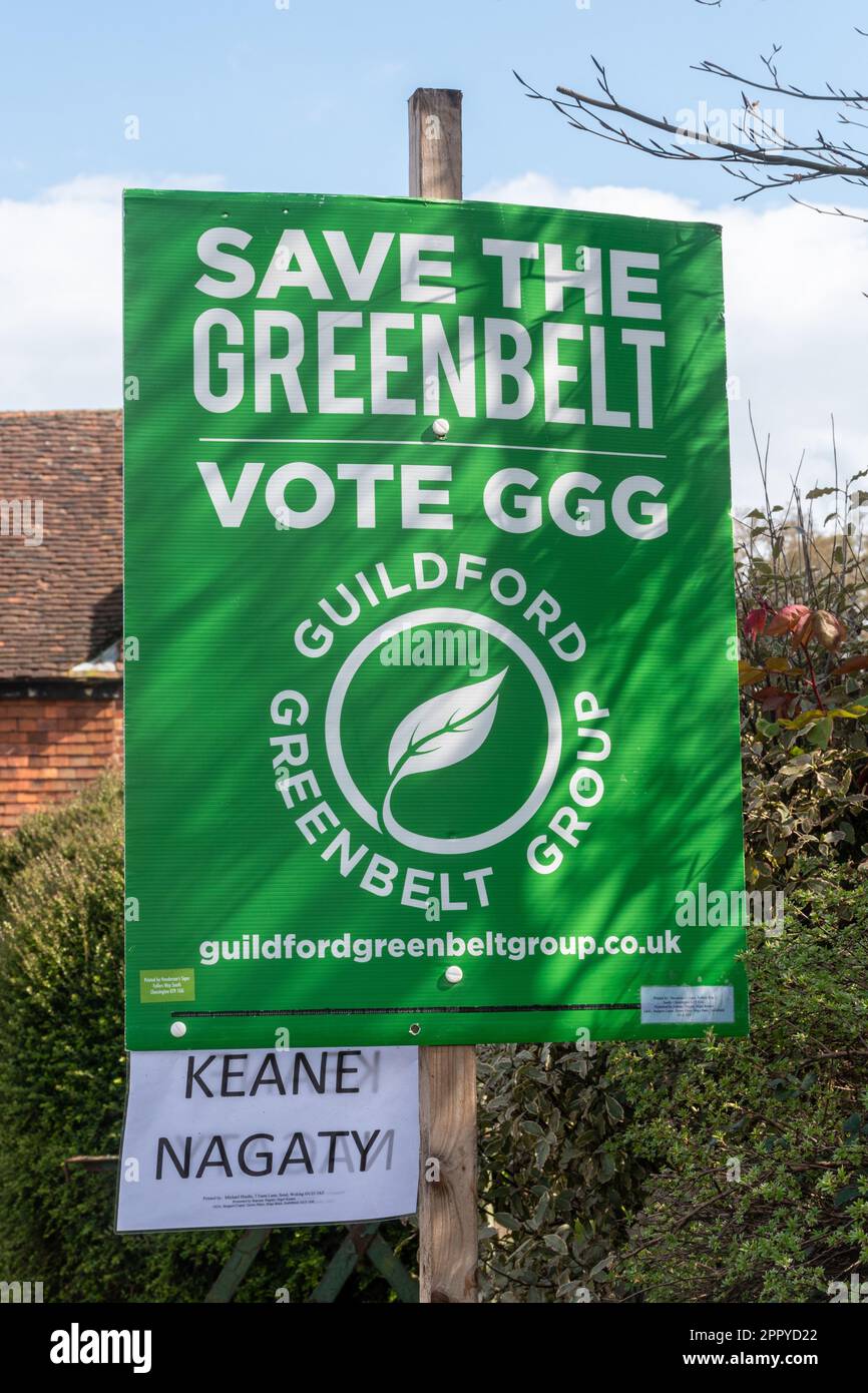 Stimmen Sie vor den Kommunalwahlen im Mai 2023 in Surrey, England, UK für das politische Zeichen der Guildford Greenbelt Group Stockfoto