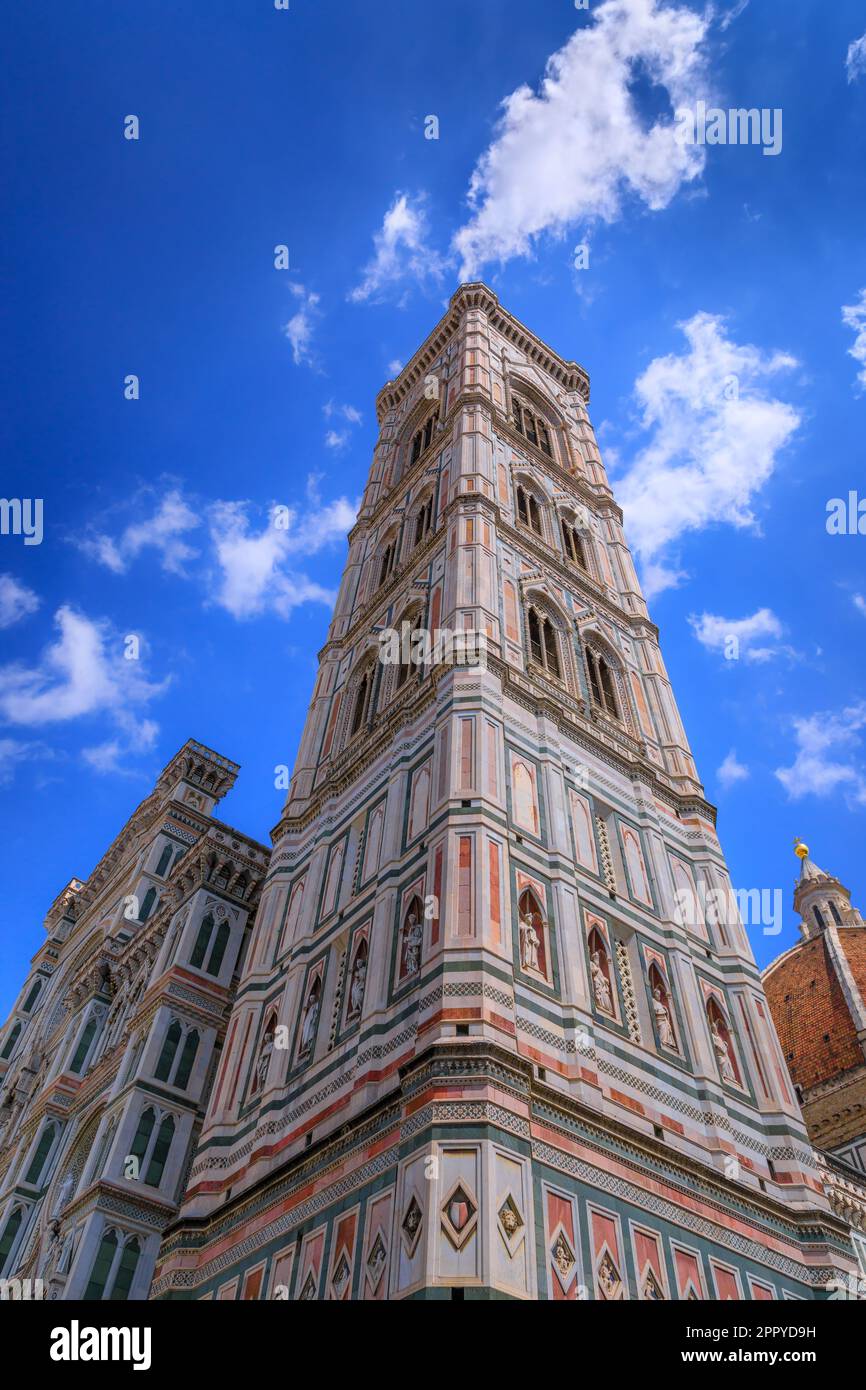 Giottos Glockenturm in Florenz, Italien. Der majestätische Glockenturm der Kathedrale Santa Maria del Fiore ist ein Meisterwerk der italienischen Gotik. Stockfoto