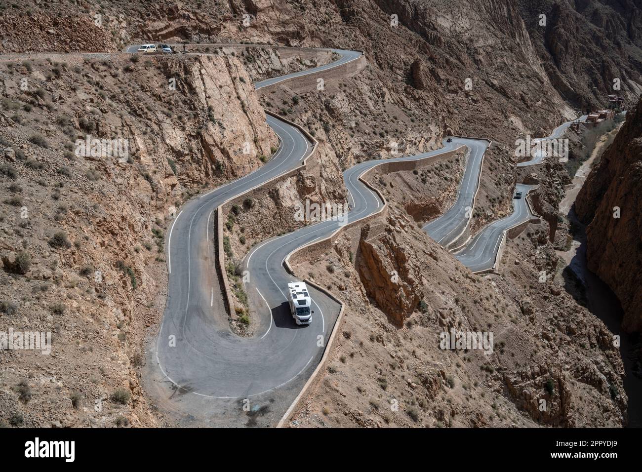 Gewundene Straße neben der Dades-Schlucht. Stockfoto