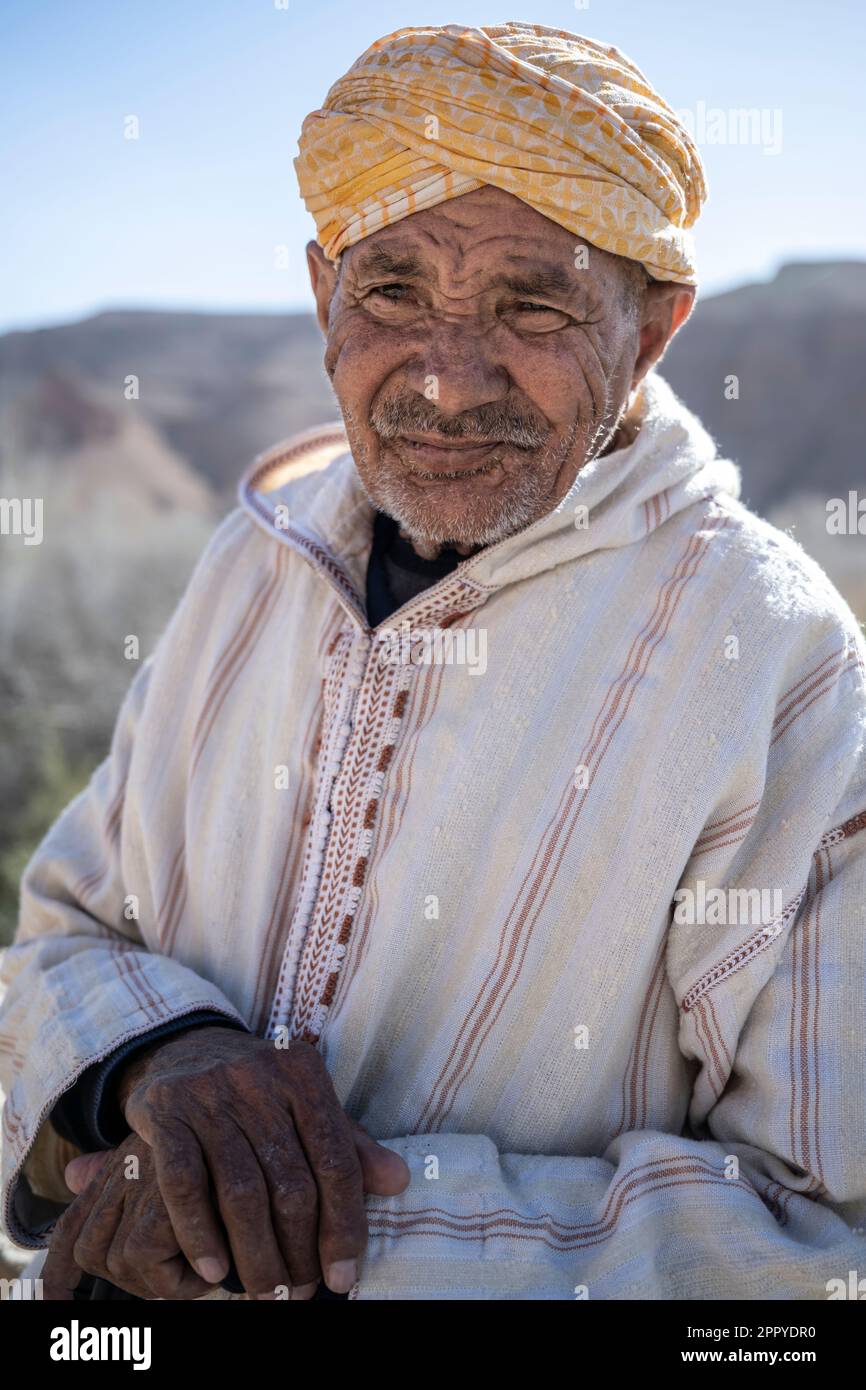 Porträt eines Berbers in traditioneller Djellaba und Turban in einem Dorf in der Nähe der Dades-Schlucht. Stockfoto