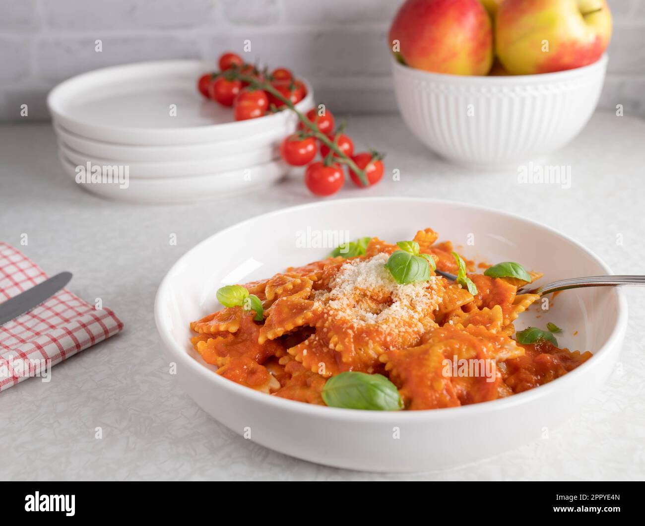 Vollkornpasta mit Tomatensauce und Parmesankäse auf einem Teller Stockfoto