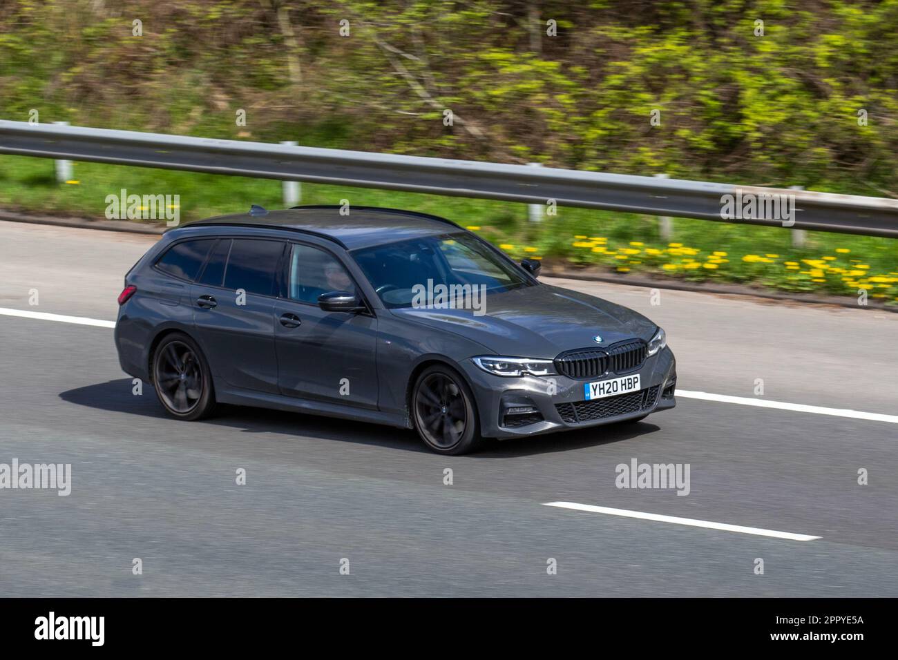 2020 BMW 320i M Sport + Edition Auto 320i Step Auto Start/Stop Grey Car Estate Benzinmotor 1998 cm3; Fahrt auf der Autobahn M61, Großbritannien Stockfoto