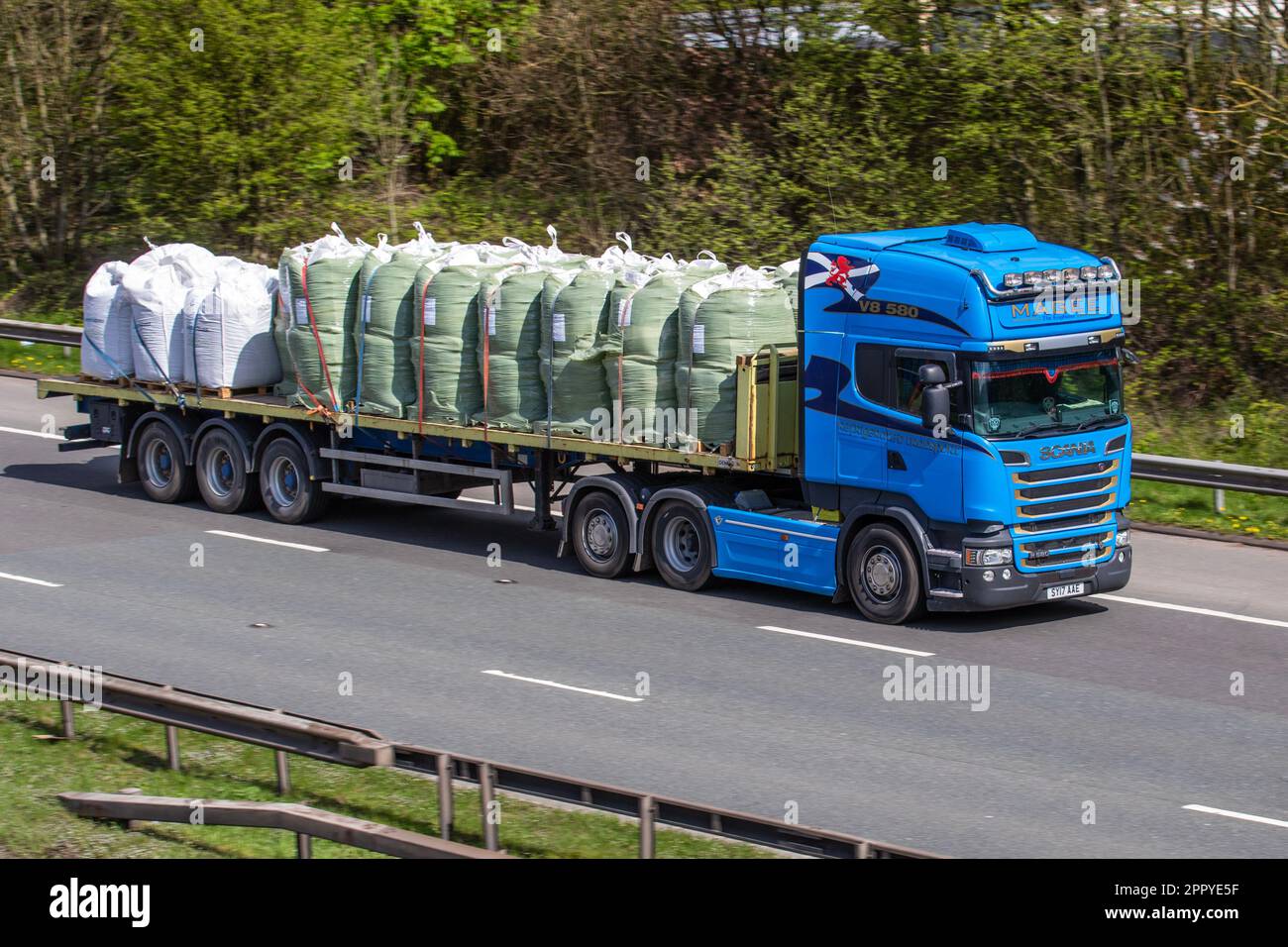 MC Gee Haulage Services Tir Eoghain Irish 2017 HGV SCANIA V8 580 Diesel 16400 cm3 mit Dennison Flachbettanhänger Stockfoto