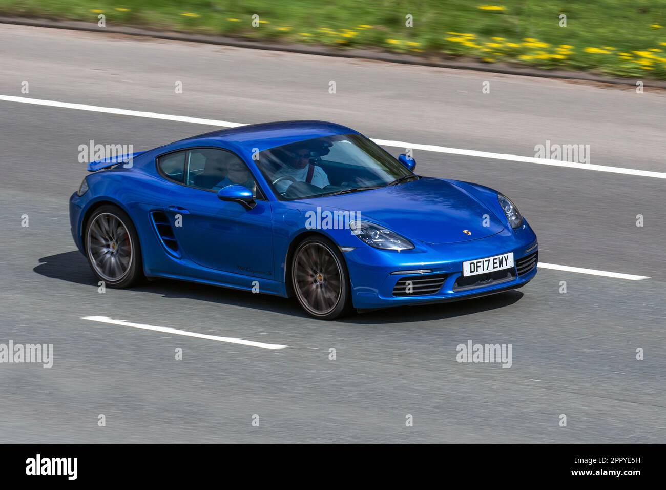 2021 Blue Porsche Taycan 4S 93Kwh 571PS Performance Overboost 93,4Kwh Elektrische Auto-Limousine Strom 360 kW; Fahrt auf der Autobahn M61, Großbritannien Stockfoto