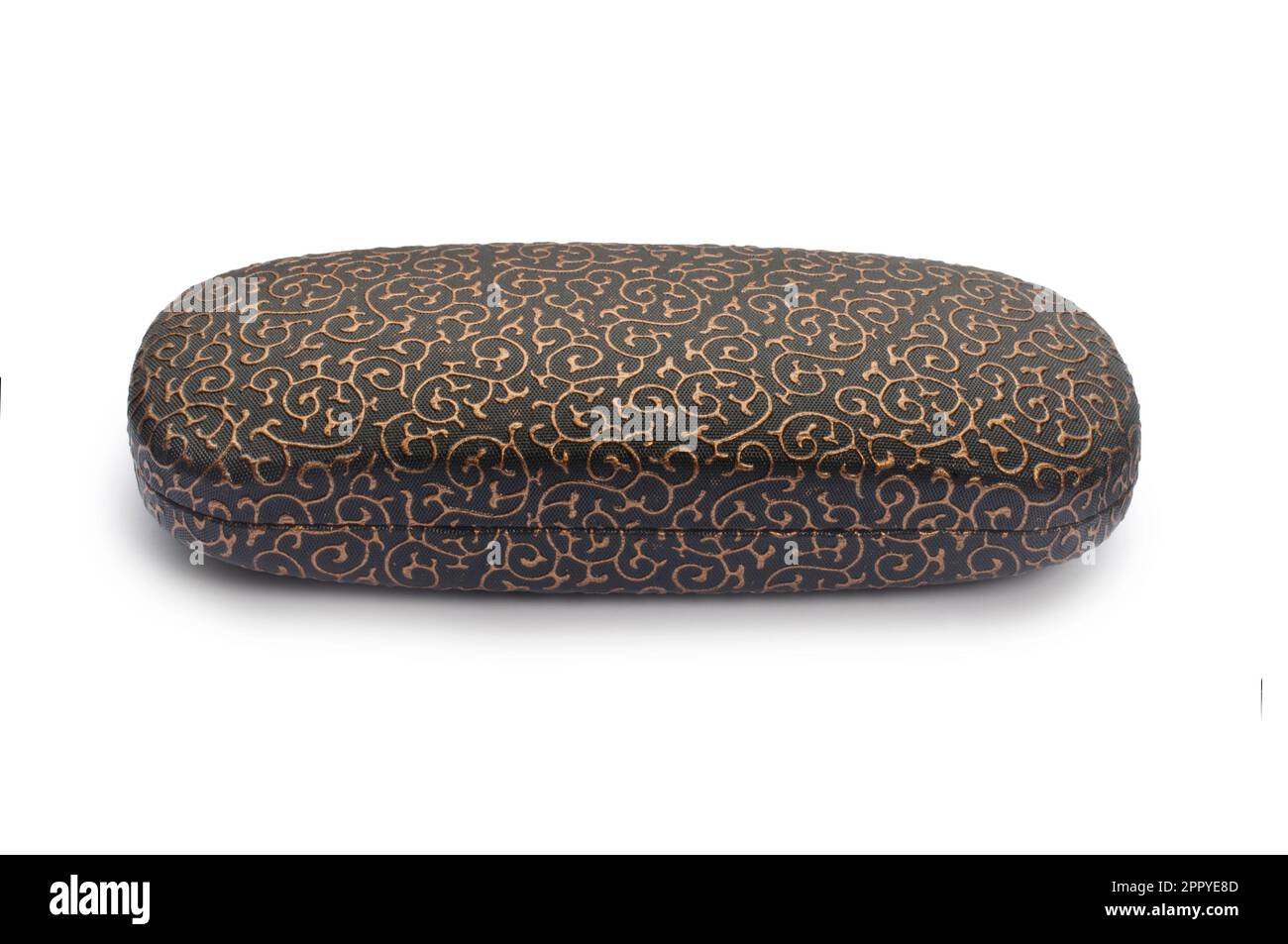 Studioaufnahme eines Brillengehäuses, ausgeschnitten vor weißem Hintergrund - John Gollop Stockfoto