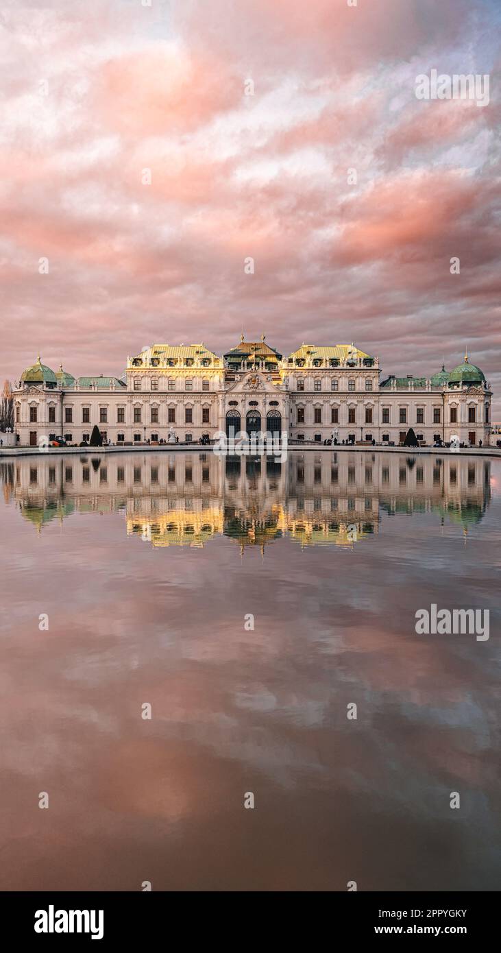 Ein atemberaubendes Bild der österreichischen Galerie Belvedere, das sich im ruhigen Wasser Wiens widerspiegelt Stockfoto