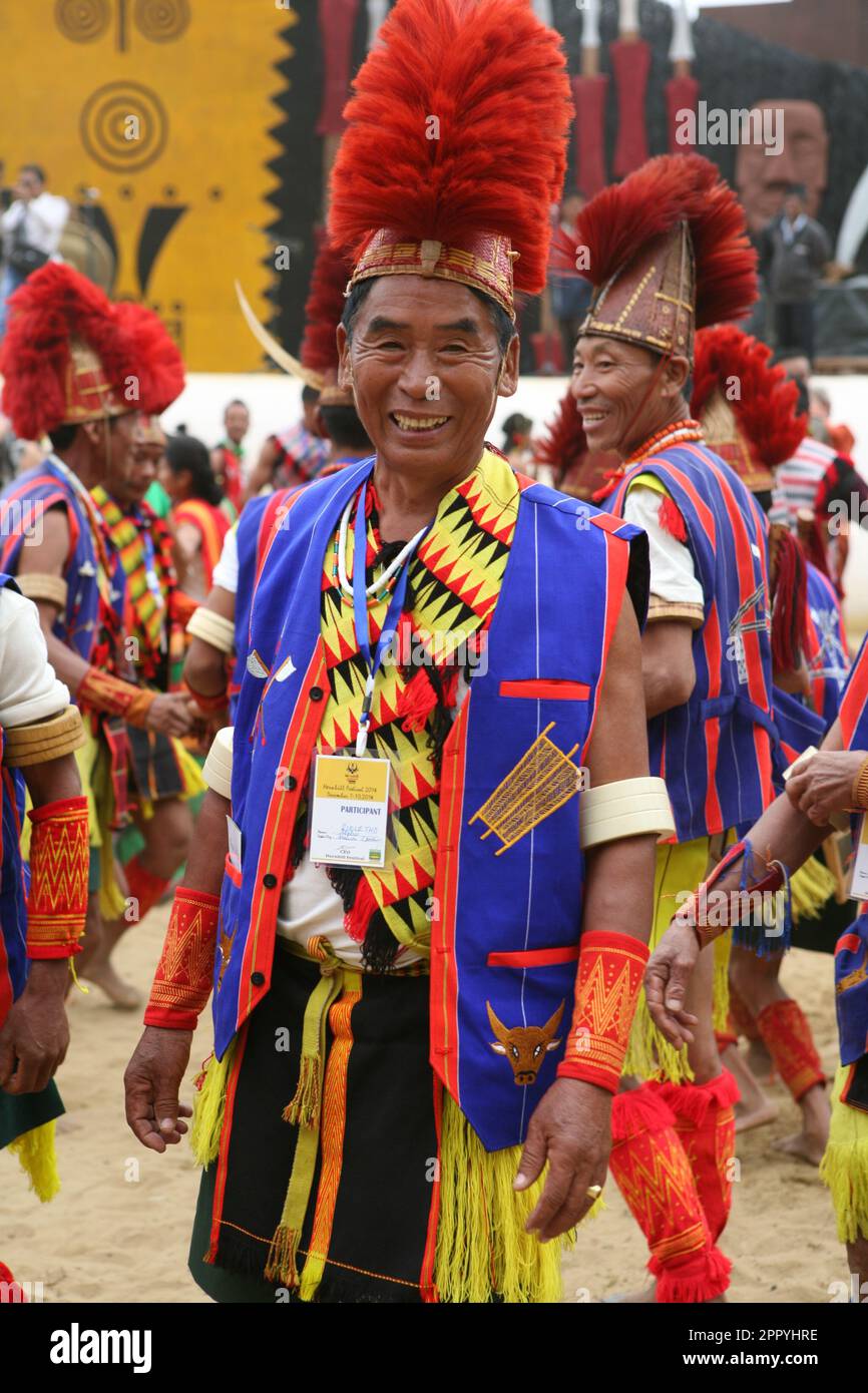Ein Yimchungc Elder, der beim Naga Hornbill Festival in traditioneller Kleidung gekleidet ist. Stockfoto