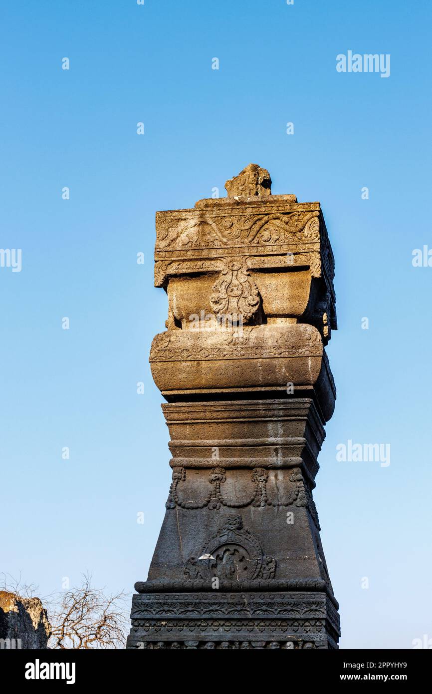 Säule im Innenhof des Kailasa Tempels in Ellora Höhlen, Maharashtra, Indien, Asien Stockfoto