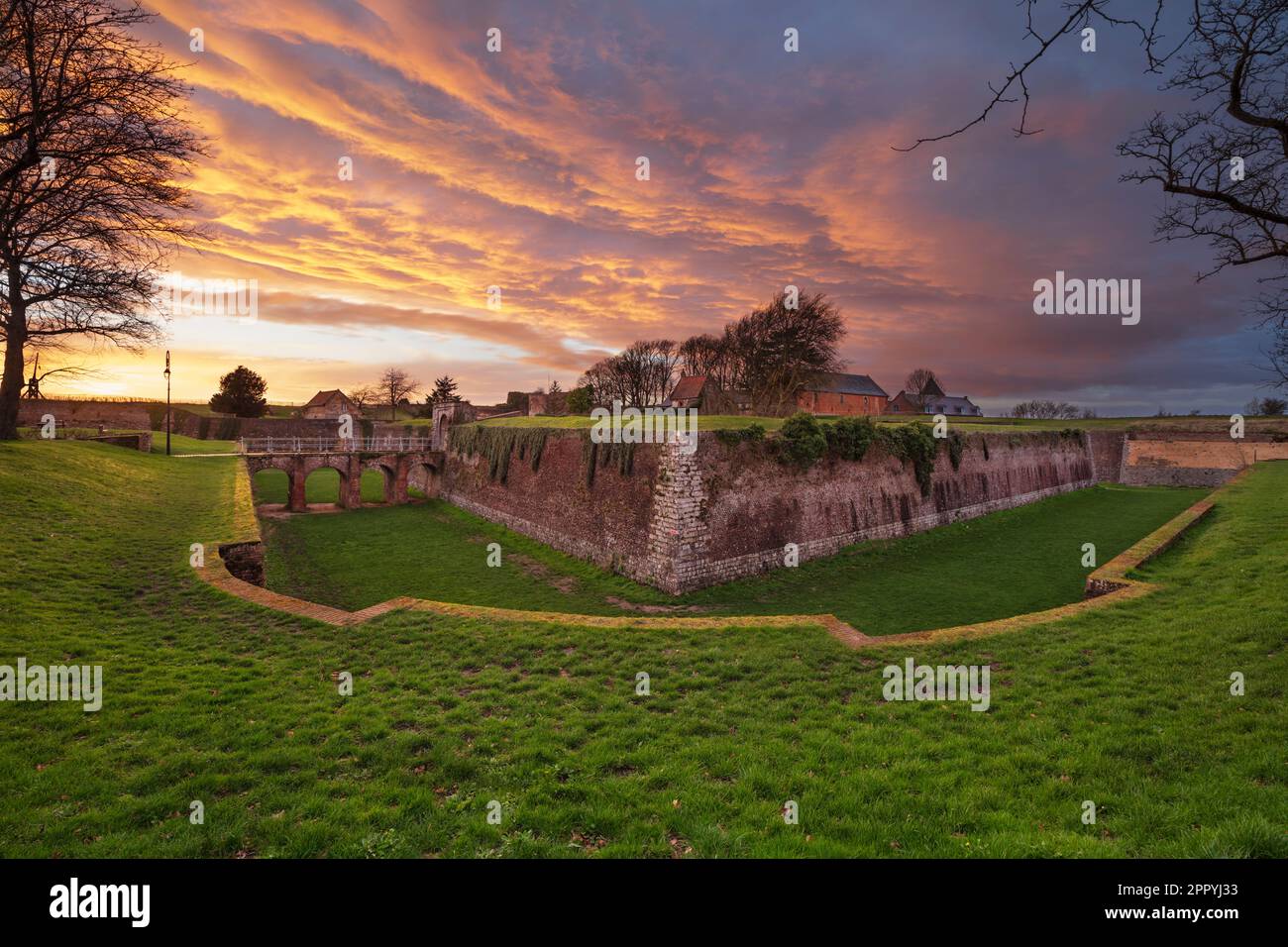 Zitadelle und Stadtmauern bei Sonnenuntergang, Montreuil-sur-Mer, Hauts-de-France, Frankreich, Europa Stockfoto