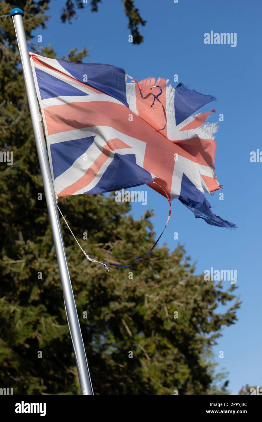 Verschlungene Unionsflagge mit starkem Wind auf Flaggenmast, Berkshire, Vereinigtes Königreich Stockfoto