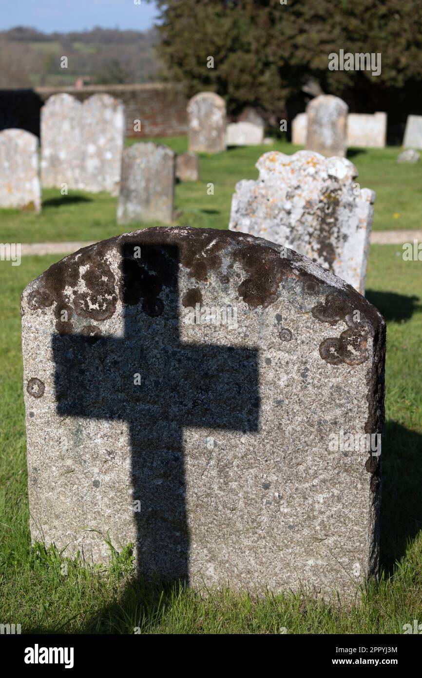 Shadow of Cross auf grauem Grabstein in Churchyard, Hamstead Marshall, Berkshire, England, Vereinigtes Königreich, Europa Stockfoto